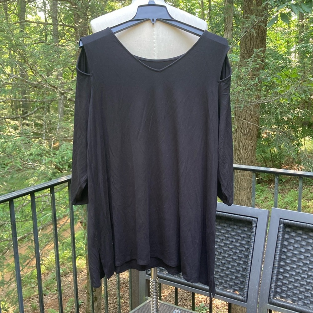 belle Kim Gravel black top with 3/4 sleeves and cold shoulder sz. 3X